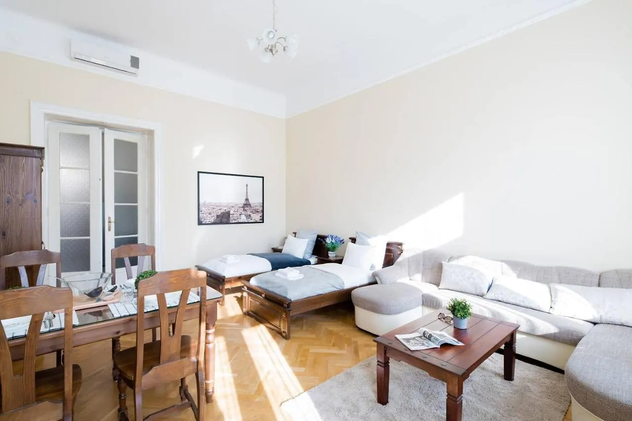 Central Bright And Spacious Home With 3 Rooms 부다페스트 아파트