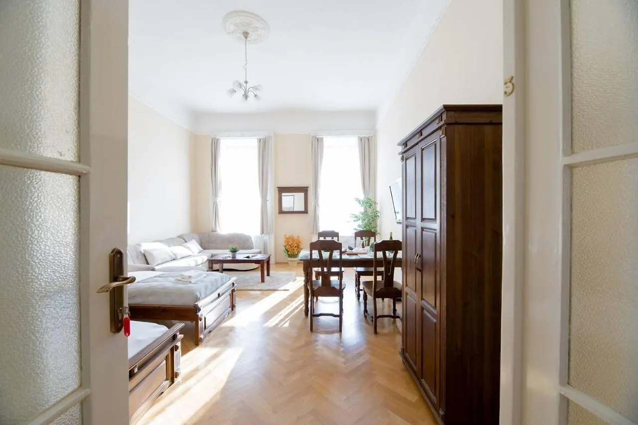 Central Bright And Spacious Home With 3 Rooms 부다페스트 헝가리