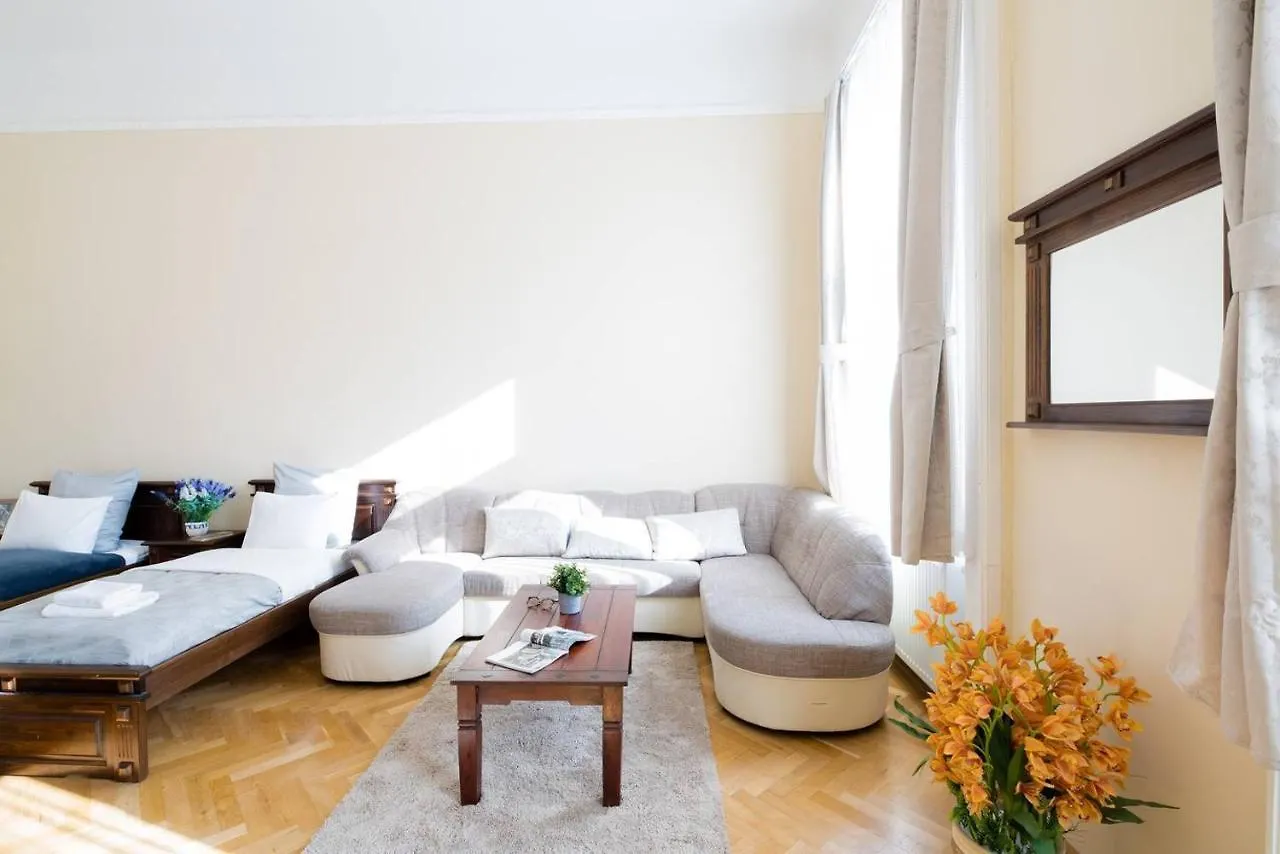 Central Bright And Spacious Home With 3 Rooms 부다페스트 헝가리