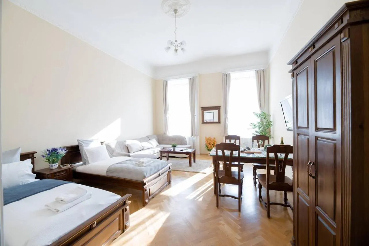 Central Bright And Spacious Home With 3 Rooms 부다페스트 0*,  헝가리
