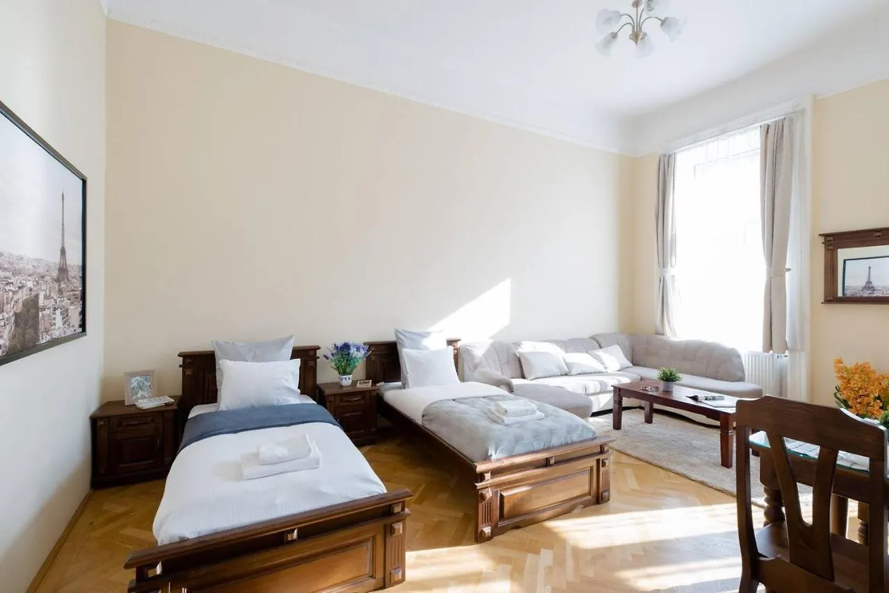 Central Bright And Spacious Home With 3 Rooms 부다페스트