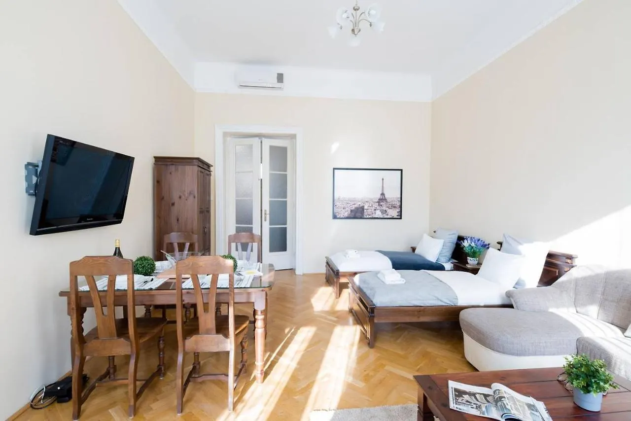 아파트 Central Bright And Spacious Home With 3 Rooms 부다페스트