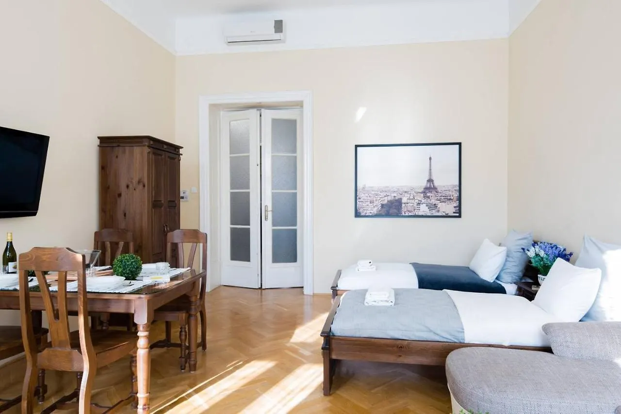 Central Bright And Spacious Home With 3 Rooms 부다페스트 아파트