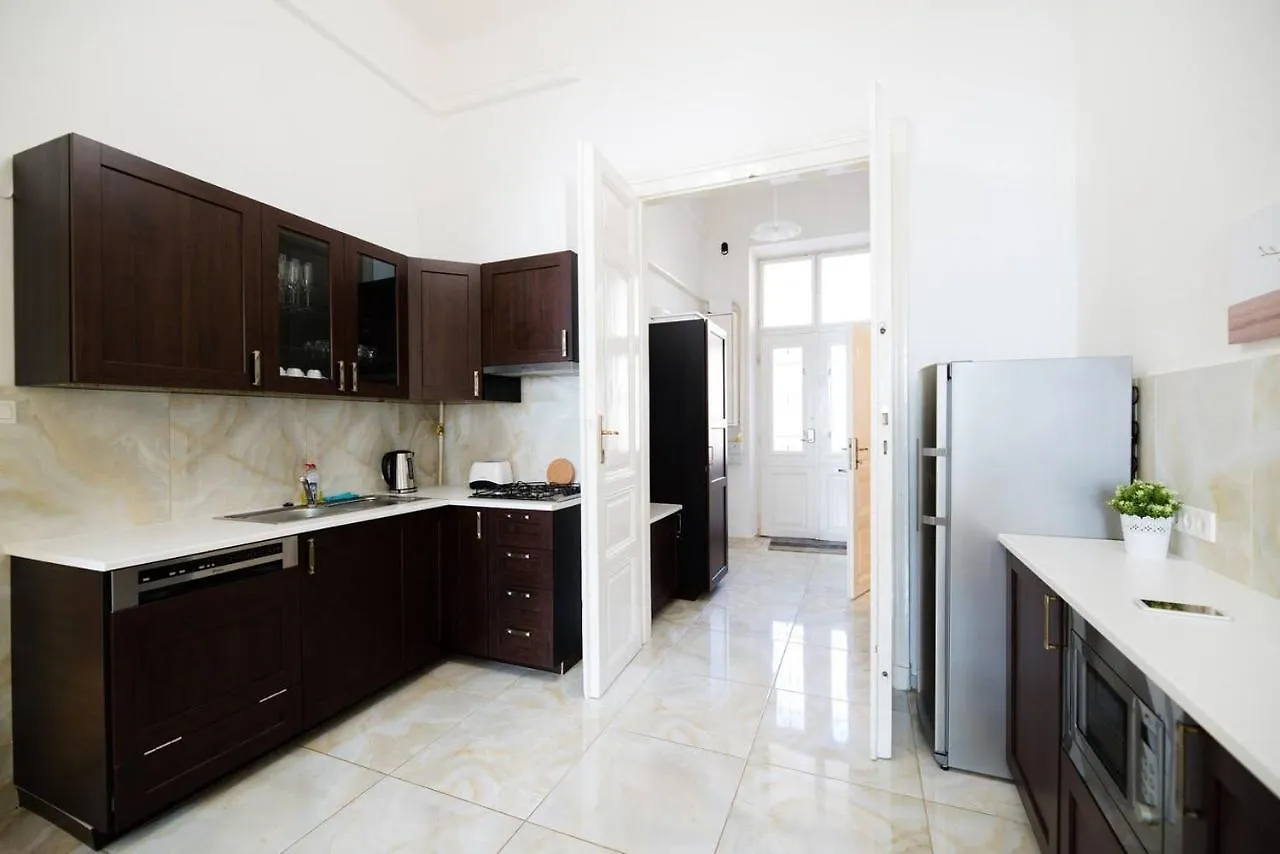 아파트 Central Bright And Spacious Home With 3 Rooms 부다페스트