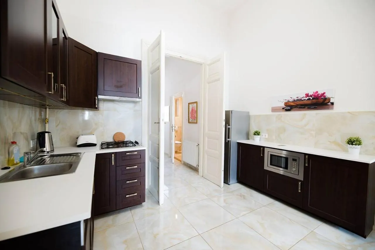 Central Bright And Spacious Home With 3 Rooms Budapeszt Węgry