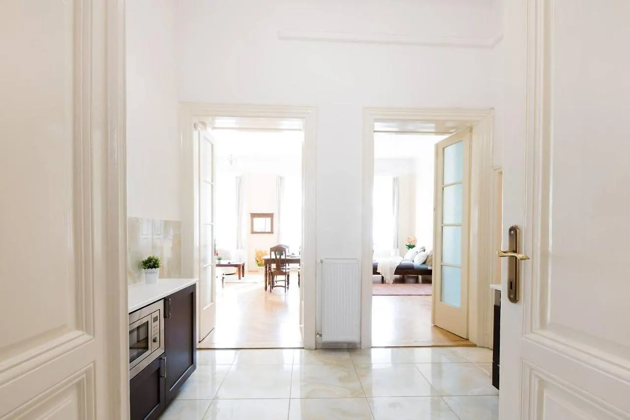 Central Bright And Spacious Home With 3 Rooms 부다페스트
