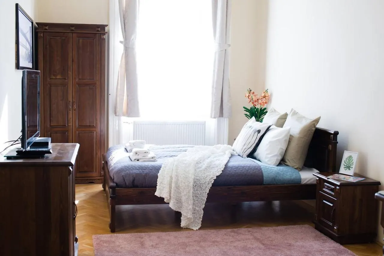 Central Bright And Spacious Home With 3 Rooms 부다페스트