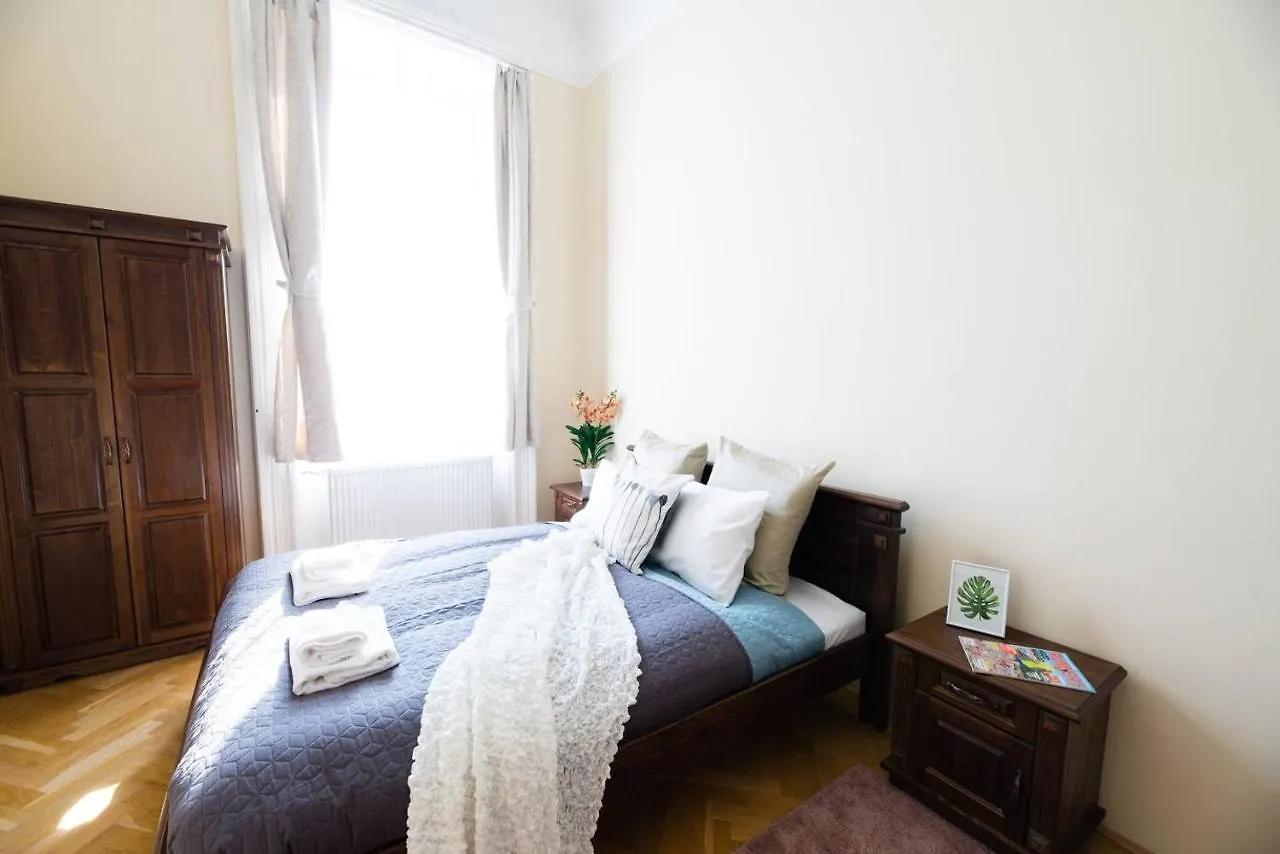 Central Bright And Spacious Home With 3 Rooms 부다페스트
