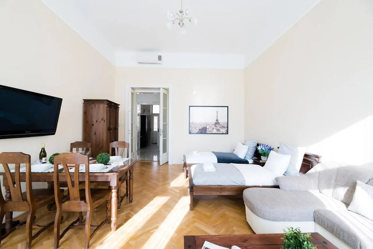 Central Bright And Spacious Home With 3 Rooms Budapeszt