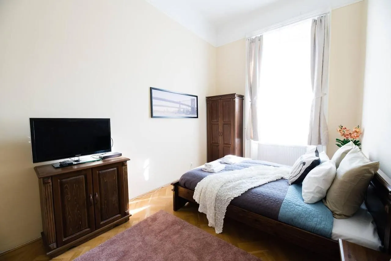 Central Bright And Spacious Home With 3 Rooms 부다페스트 0*,  헝가리