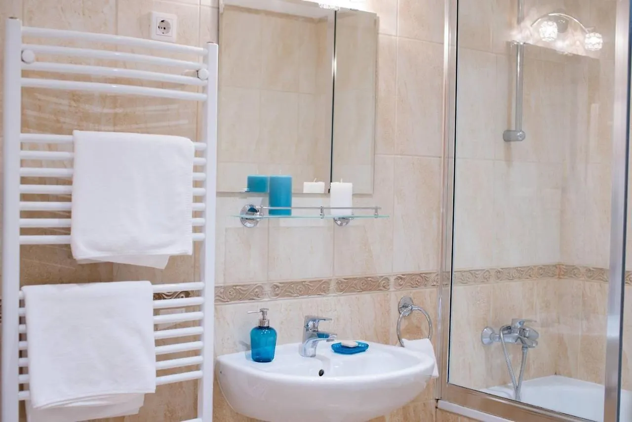 Central Bright And Spacious Home With 3 Rooms 부다페스트