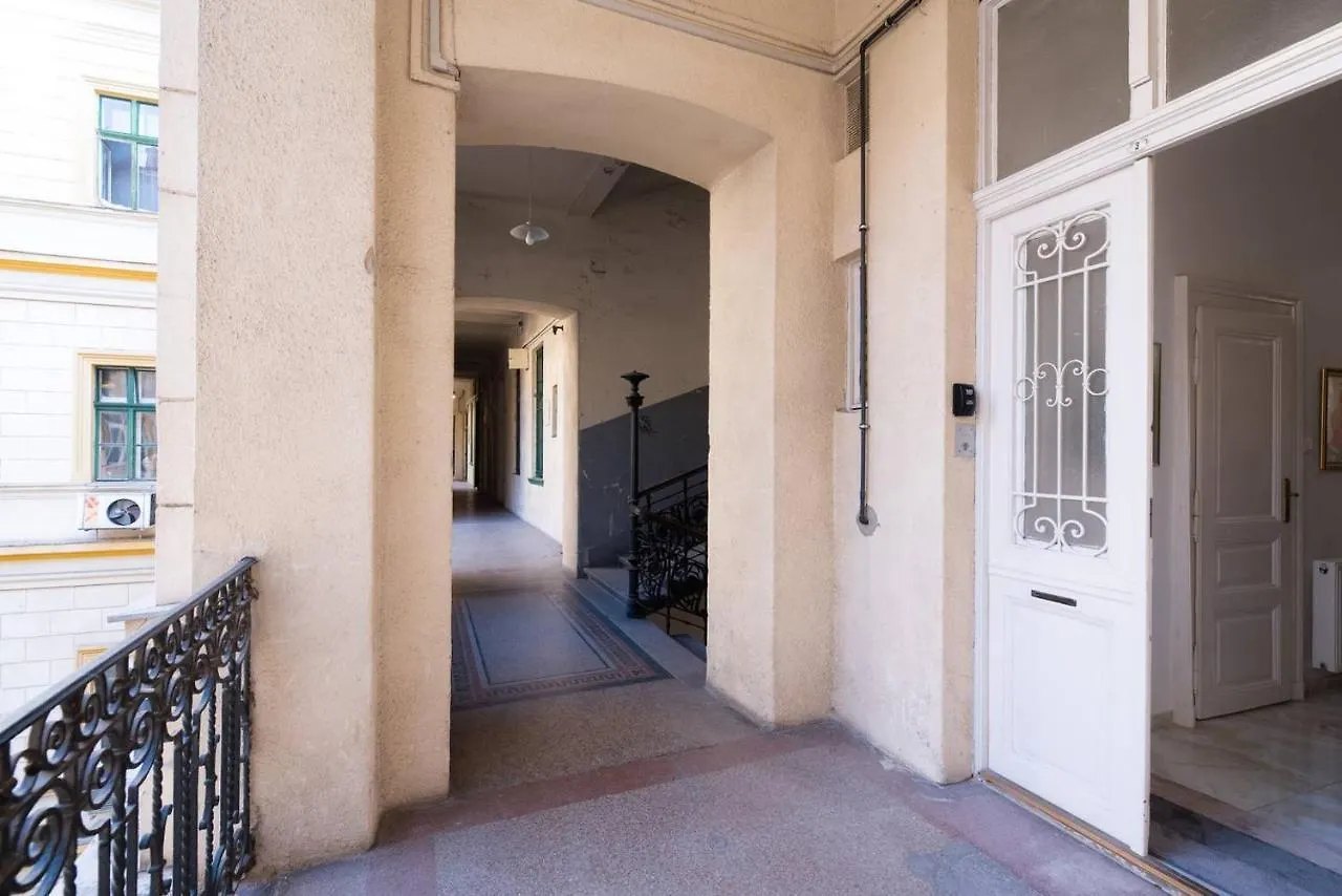 아파트 Central Bright And Spacious Home With 3 Rooms 부다페스트 헝가리