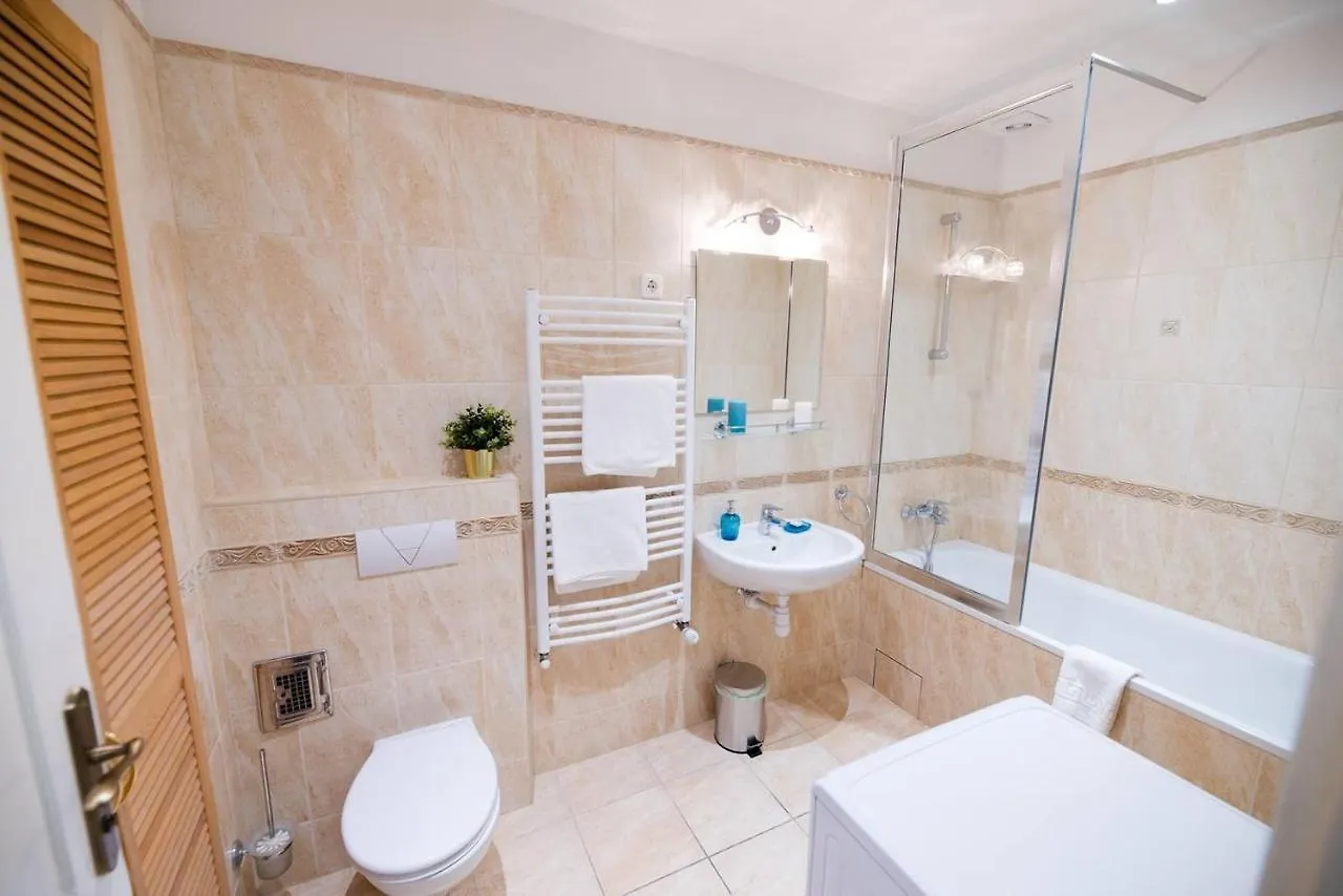 Central Bright And Spacious Home With 3 Rooms 부다페스트 아파트