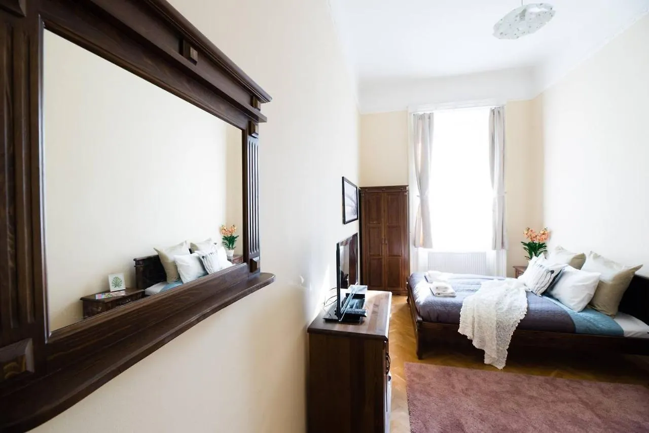 아파트 Central Bright And Spacious Home With 3 Rooms 부다페스트