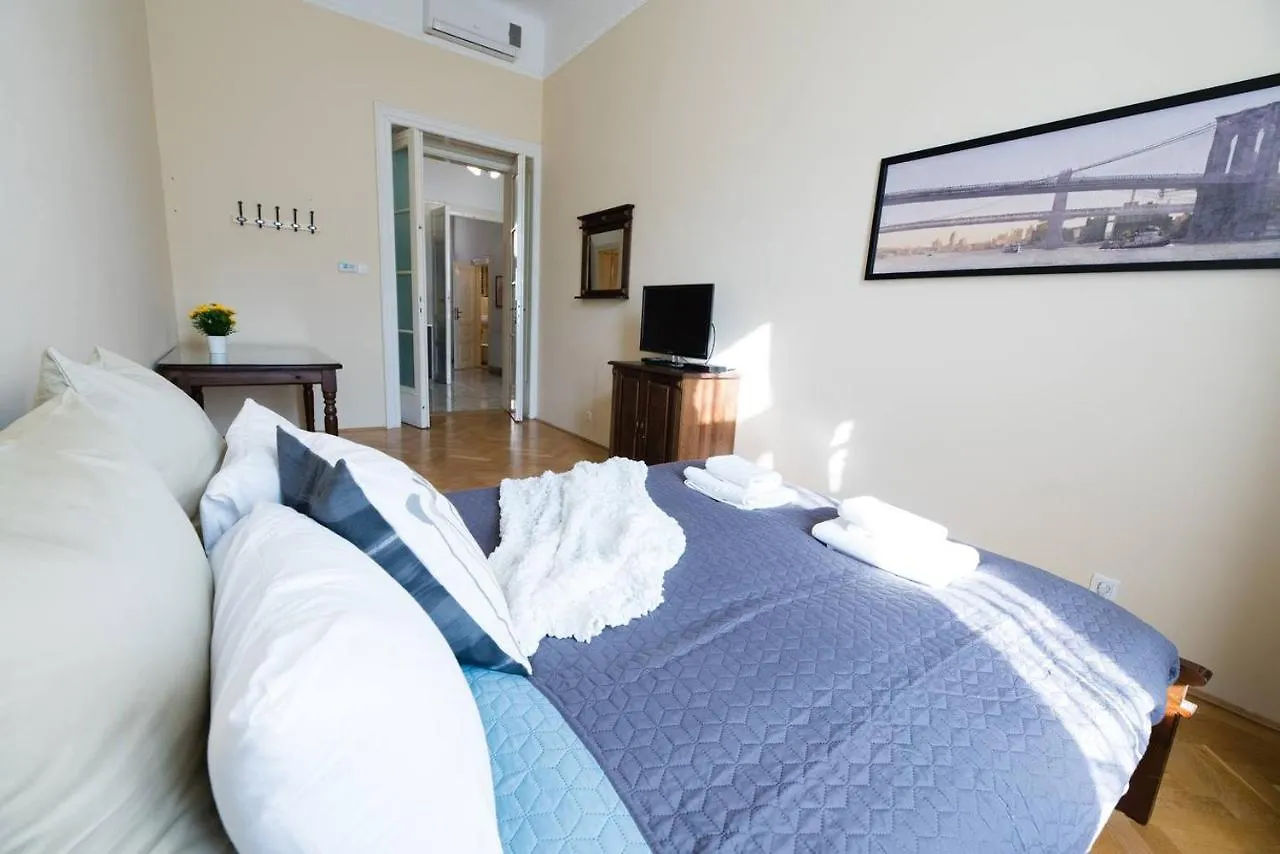 Central Bright And Spacious Home With 3 Rooms 부다페스트